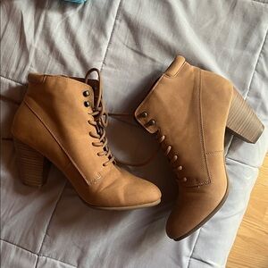 🎉HP🎉 ANDIAMO Tan Lace-Up Ankle Boots for Women